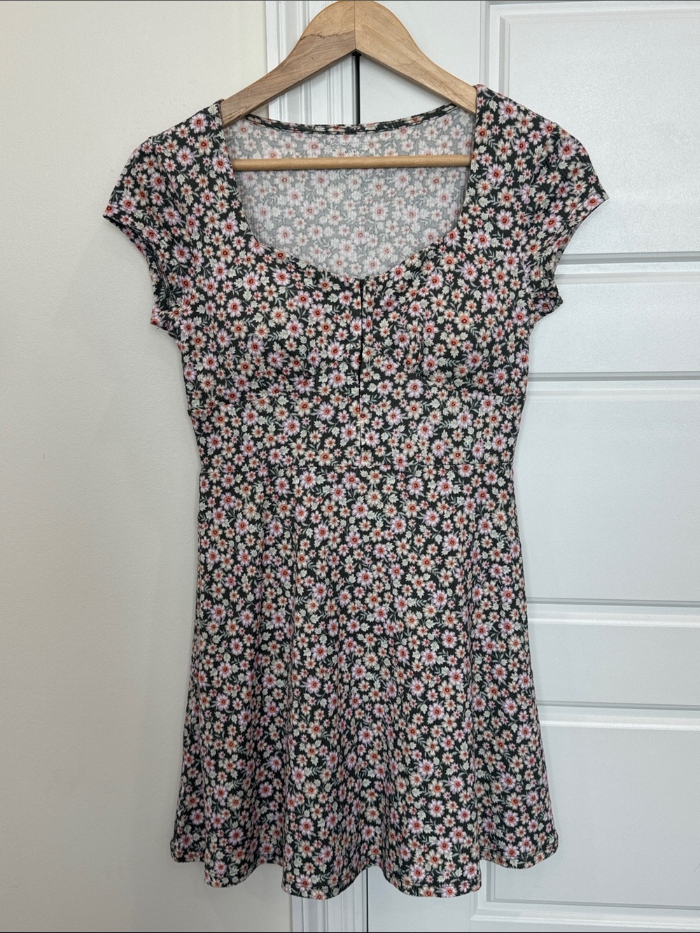 Juniors Floral Dress Green & Purple, Skater Style Flowy Skirt, size Medium 7-9